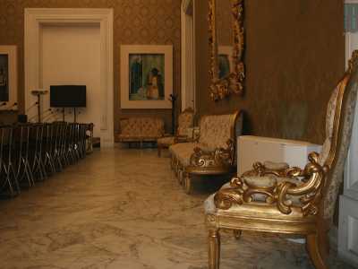 Il Salone Dorato: qui non troviamo affreschi, ma lo sfarzo � quello di una residenza nobiliare: in particolare il leitmotiv � costituito dal dorato che riveste i raffinati divanetti e persino la carta da parati